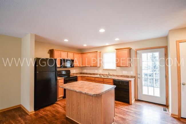 Photo - 2-Bedroom, 2.5-Bath Urbandale Townhome with 2-Car Garage & Deck