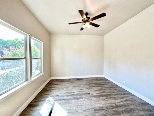 Photo - **Pre-Leasing for Summer 2025** Newly upda...