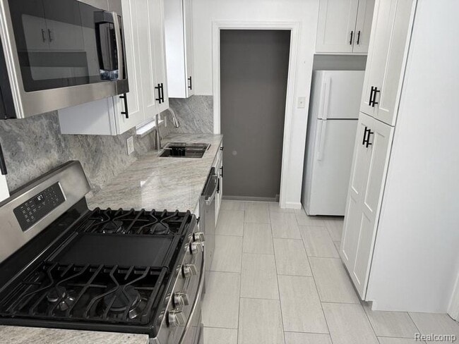 Photo - 1465 E 14 Mile Rd