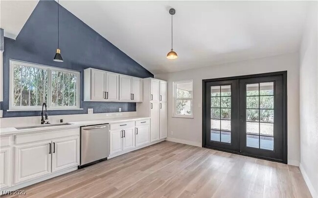 Photo - 3904 Stormcrest Dr House