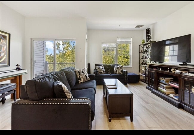 Photo - 614 Pond St Unidad 1303