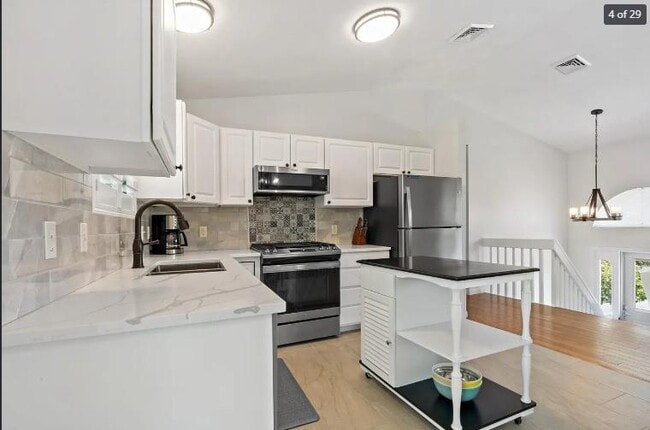 14 Lakeview Dr