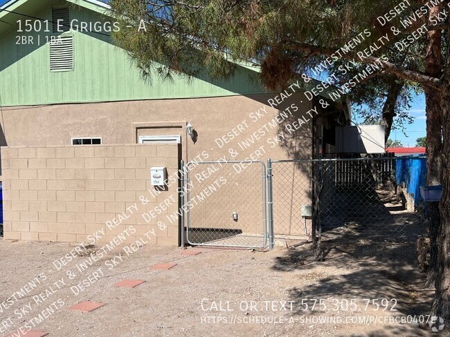 Building Photo - Centrally located 2 bedroom 1 bath Duplex Unit A Rental