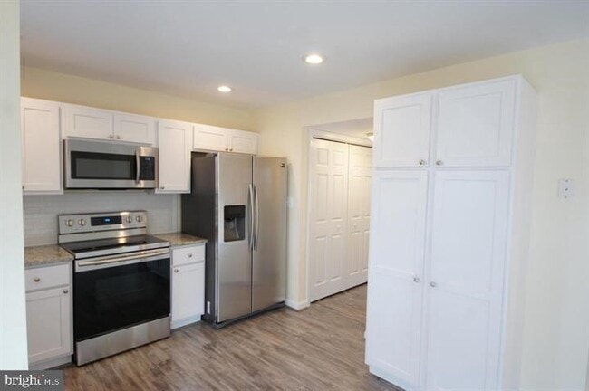 Photo - 1656 Woodtree Ct E