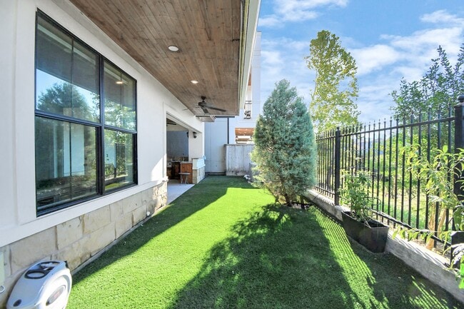 Photo - 631 N Live Oak St