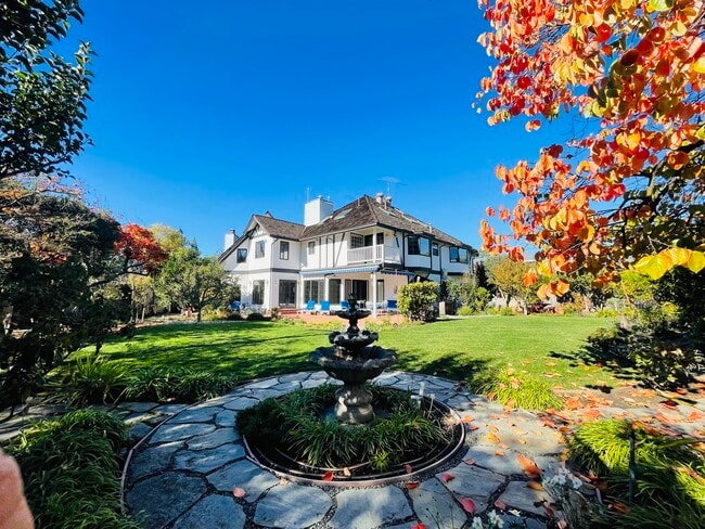 Building Photo - 200 Iris Way