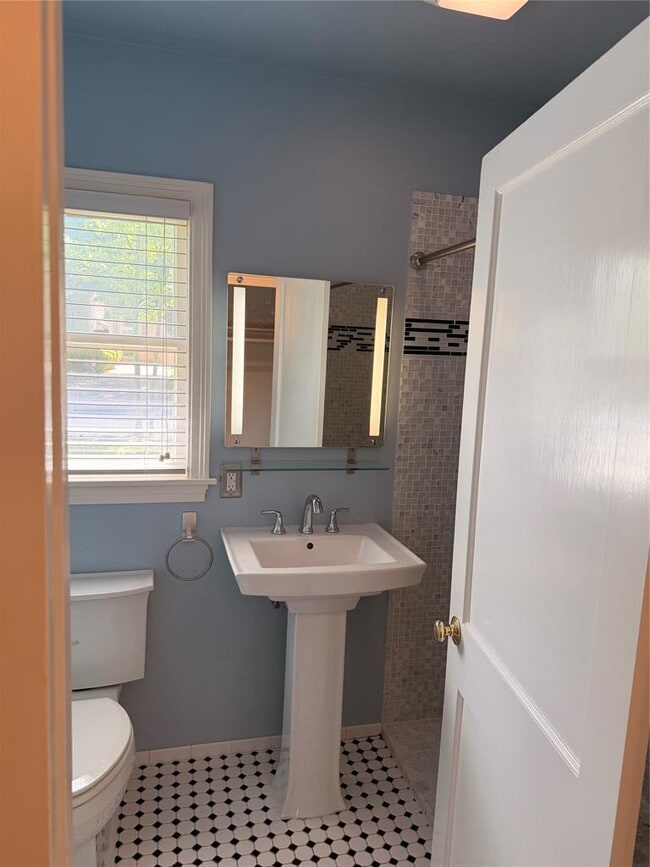 Photo - 1904 Pequeno St