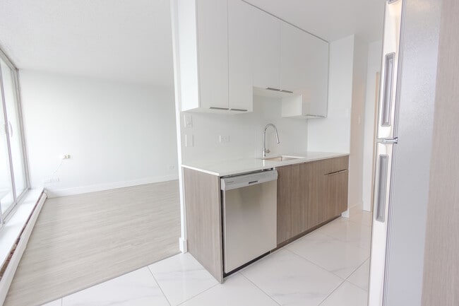 Building Photo - Signature Tower