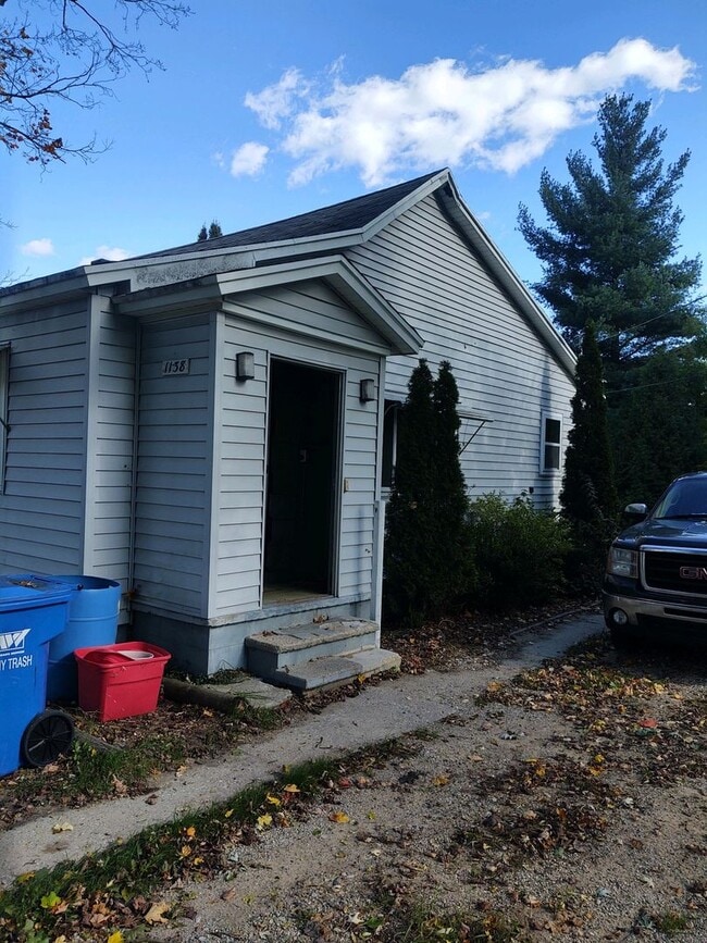 Building Photo - Adorable Home in Cadillac on Clam Lake Gre...