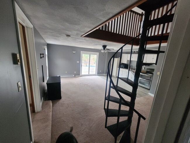 Dining room, kitchen - 985 Mammoth Rd Unit A