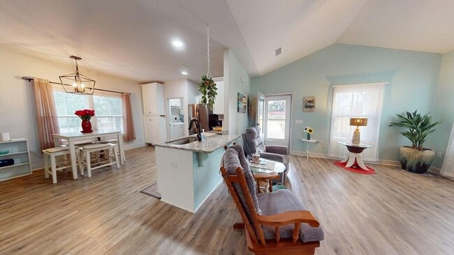 105 Saunders Cir