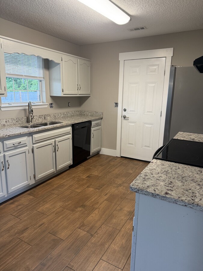 Photo - 1083 Steele Rd