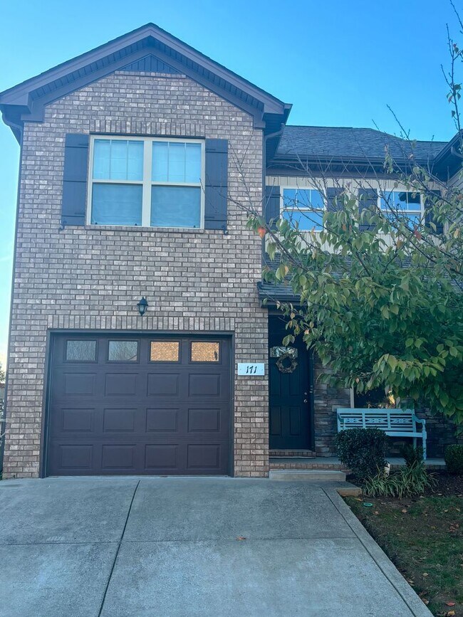 Charming 3 Bedroom Townhome - Charming 3 Bedroom Townhome