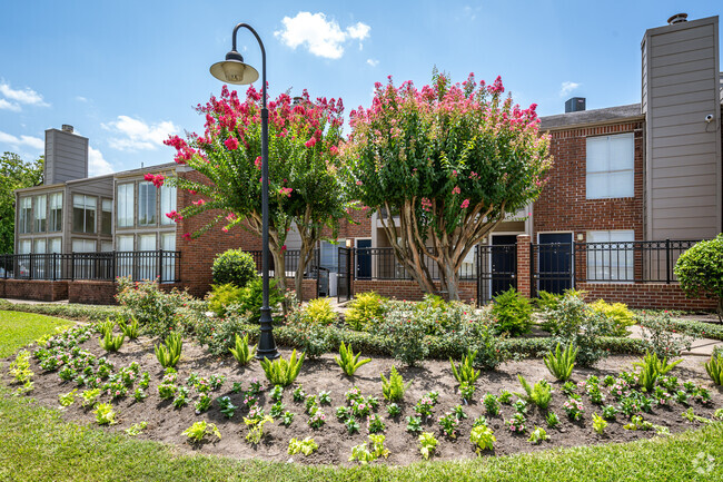 Building Photo - Woodlake Meadows Rental