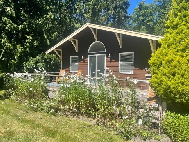 Building Photo - Charming Cottage with Private Beach Rights! Rental