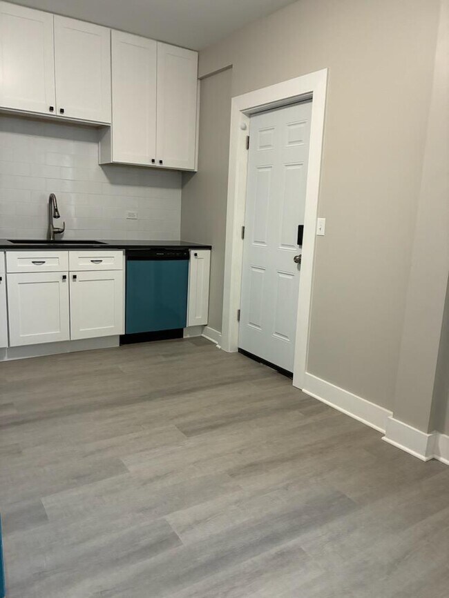 Photo - 1542 Victoria Ave