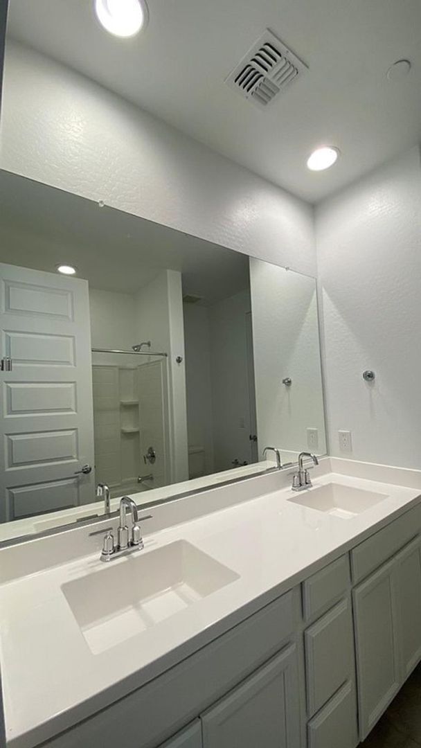 Photo - 5 Bedroom, 3 Bath Home in Secluded Neighbo...