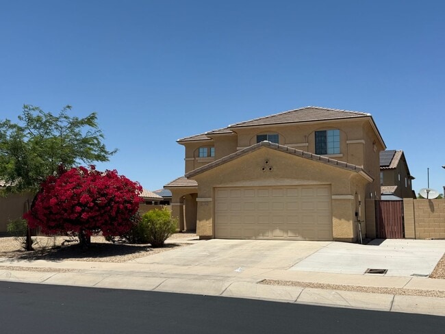 Building Photo - Large backyard and spacious home