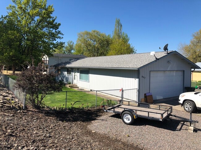 Photo - 807 Poplar St