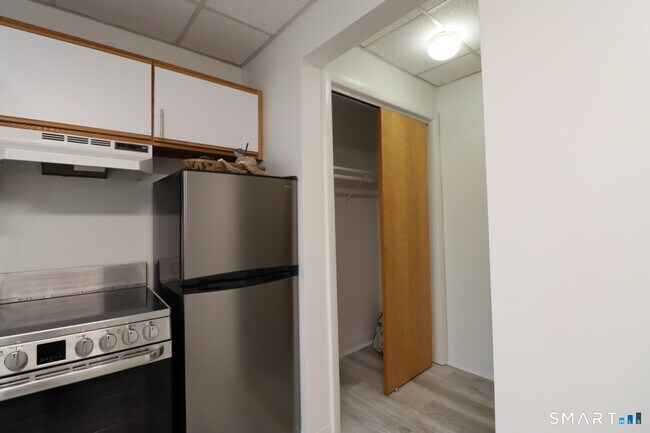 Photo - 209 Bank St