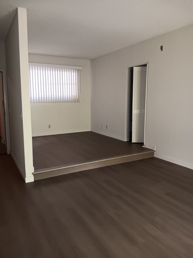 Building Photo - 10965 Fruitland Dr