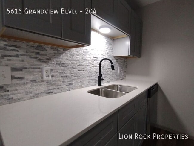 Building Photo - 5616 Grandview Blvd Unit 204