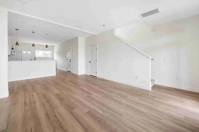 Photo - 395 Church St N