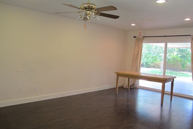 Photo - 490 Glenhill Dr Casa