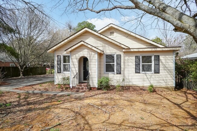 Building Photo - Gorgeous Three Bedroom Home!