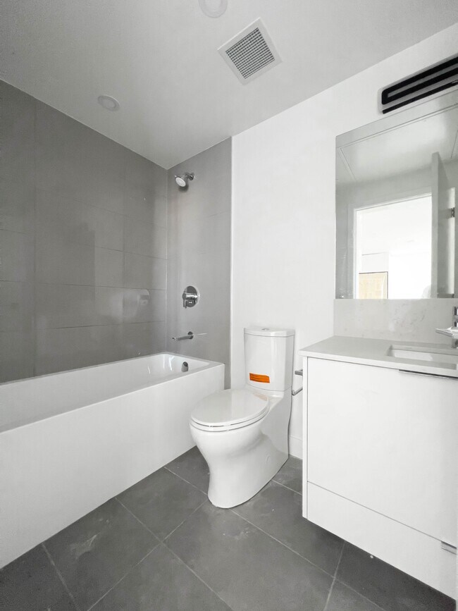 Photo - 901-901 Lougheed Hwy.