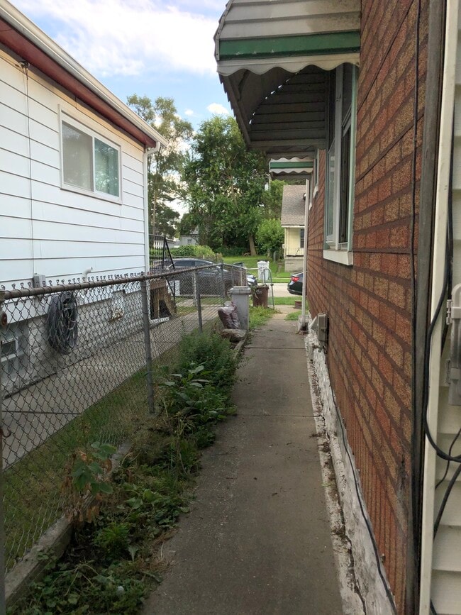 Building Photo - 334 W Milton Ave