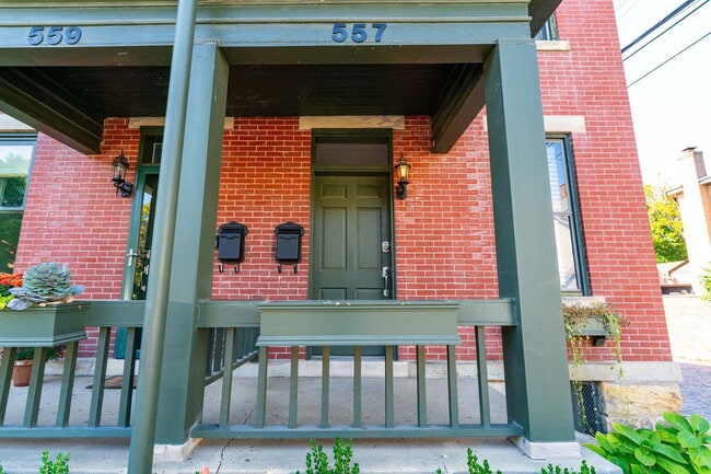 Photo - 557 S 6th St