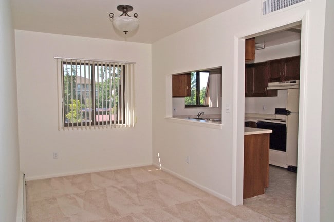 Dining Room - Burton Ridge Apartments