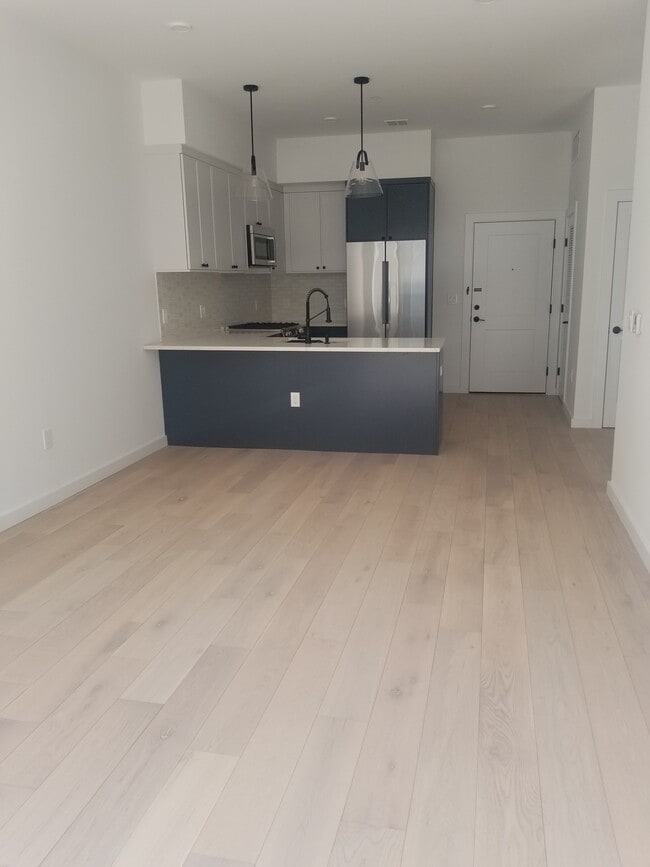 Building Photo - 425 3rd St Unit 205