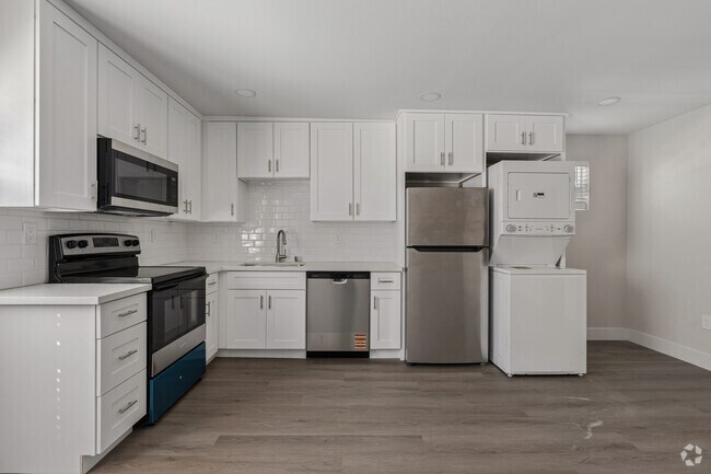 2BR, 2BA - 725SF - Kitchen