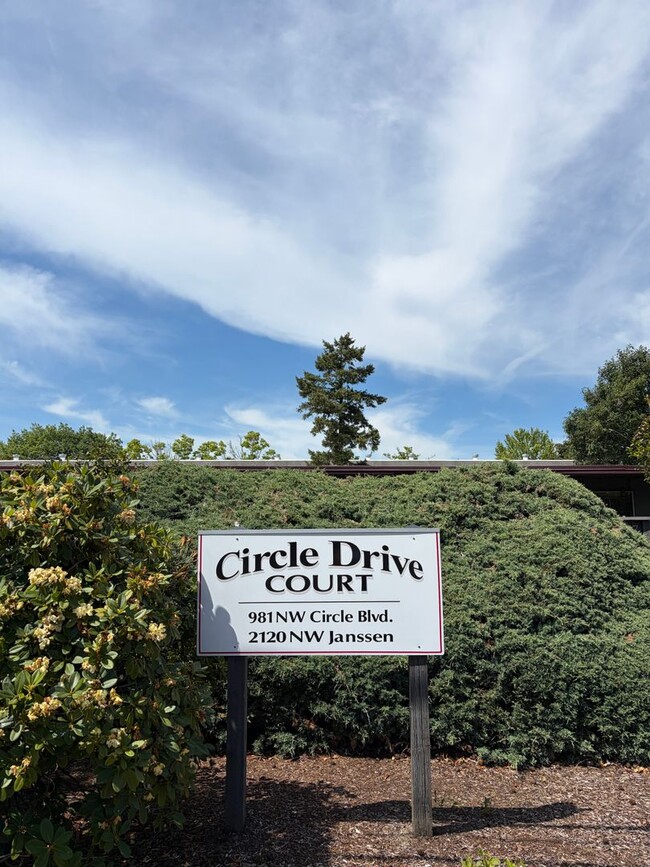 Building Photo - (690) Circle Drive Court Unit J07