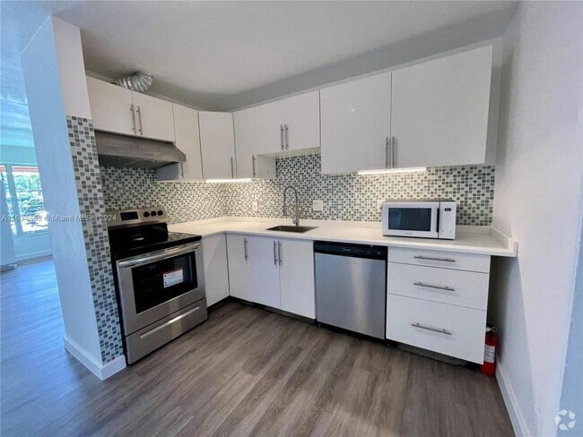 Building Photo - 2 bedroom in Hallandale FL 33009 Unit 1 Rental