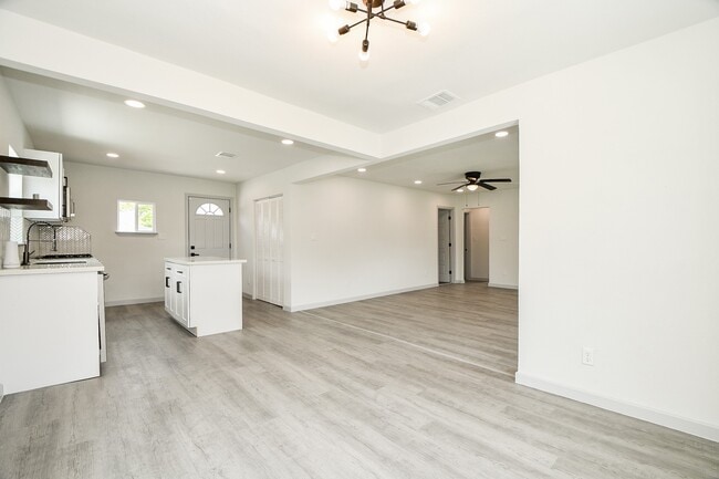 Photo - 4507 Kingsbury St