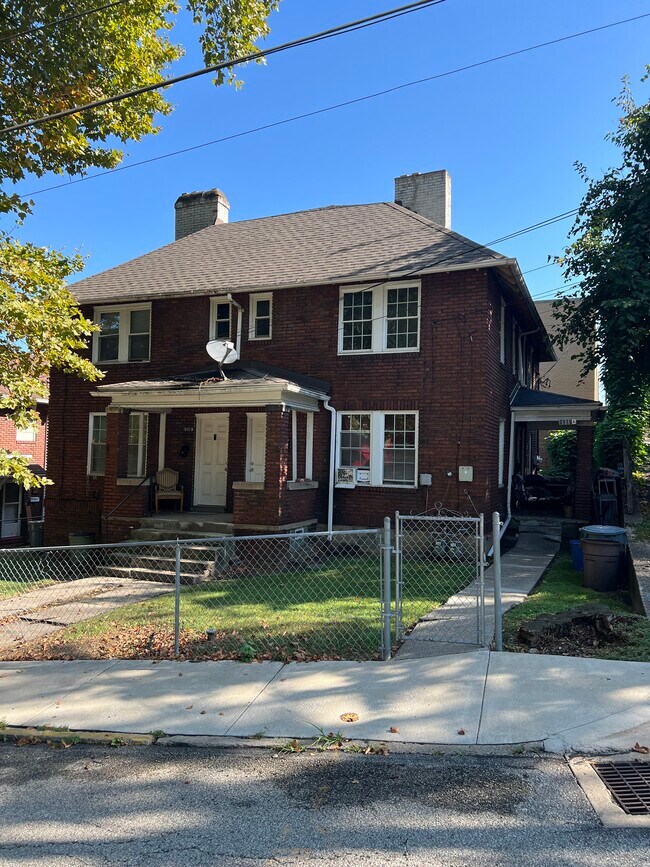 Building Photo - 1207 Sarah St Unit 1207 Sarah Ave B