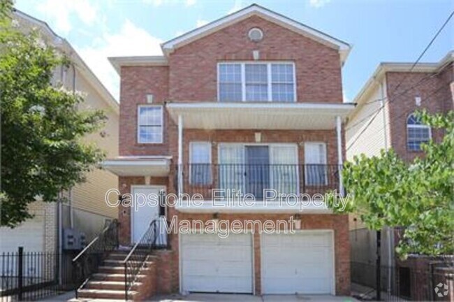Building Photo - 117 Hudson St Unit First Floor, 1 - 4 Standard Bed East /Right Rental