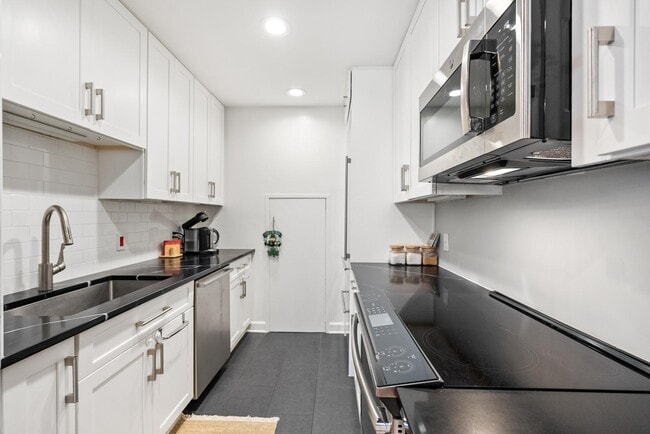 Photo - 1710 Summit Pl NW