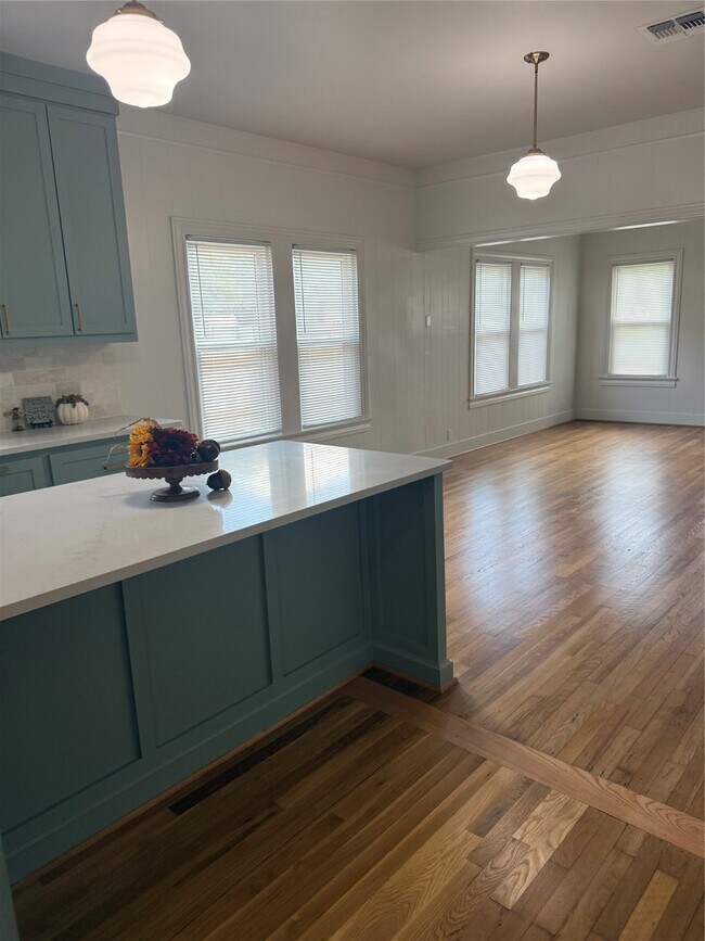 Photo - 417 Abell St S