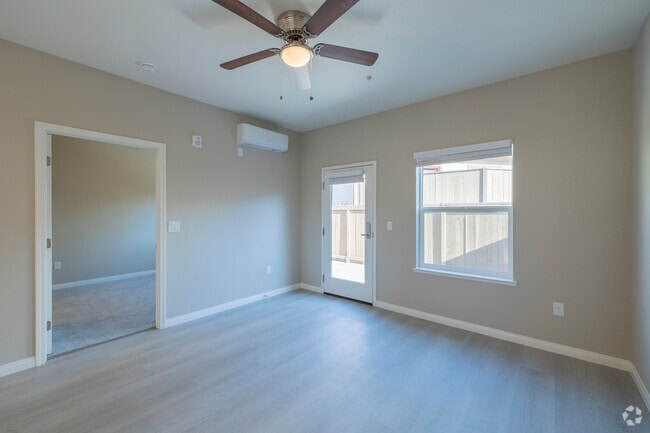1BR, 1BA - 580 SF - Living Room