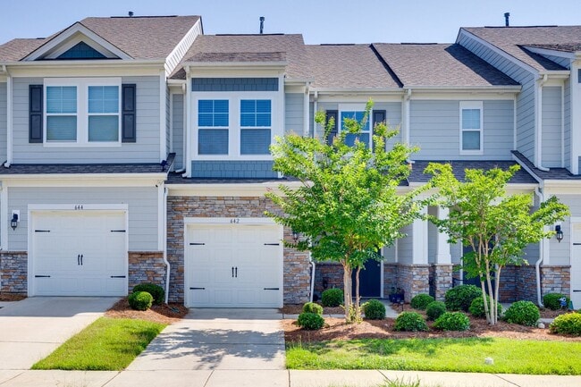 Building Photo - Maintenance-free living in this lovely 3-bedroom, 2.5 bath home in Ivy Ridge of Lake Wylie!
