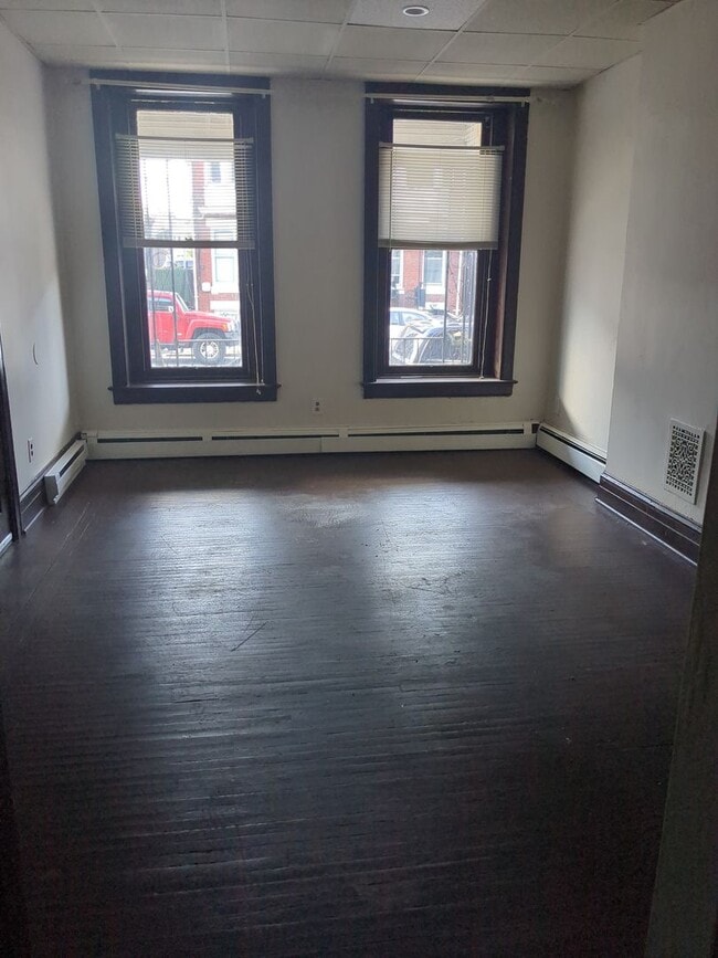 Building Photo - 620 W King St Unit 1st Floor