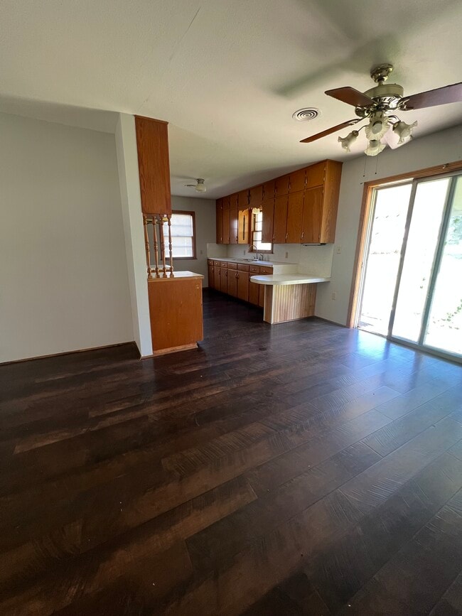 Photo - 825 N Anthony Ave