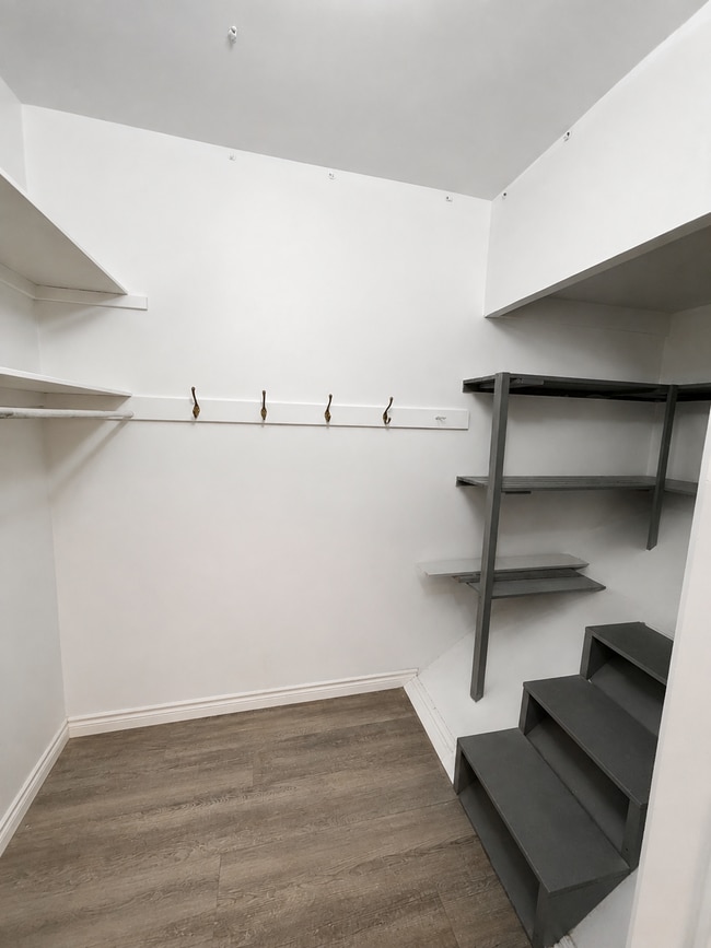 Building Photo - 2 Bed 1 Bath Unit 204
