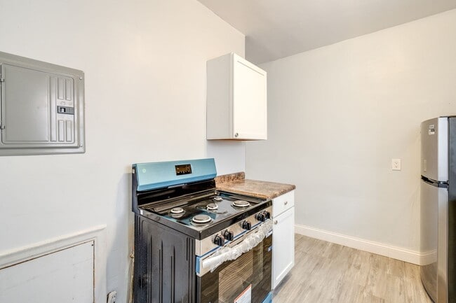 Building Photo - 2840 S Moreland Blvd Unit #2