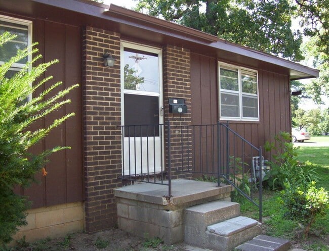 Building Photo - Cozy 2 bedroom duplex in NE Springfield!
