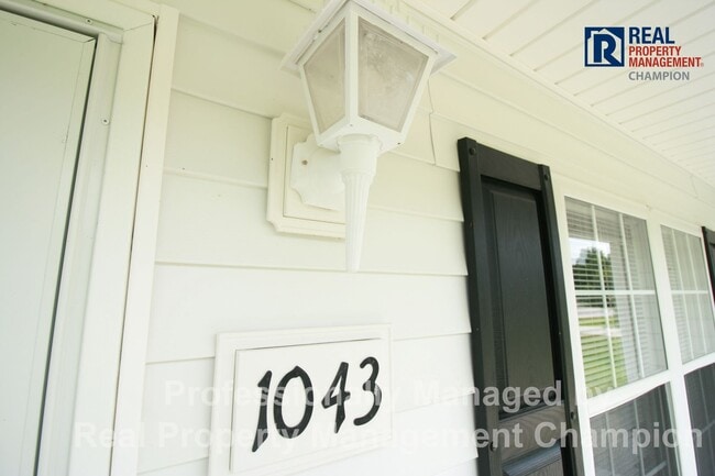 Building Photo - Charming home on Quiet Cul-de-Sac with Ful...